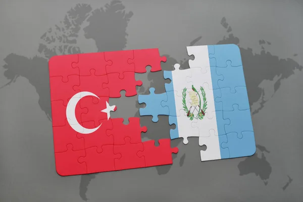 Türkiye ve guatemala ulusal bayrak bir dünya haritası üzerinde ile bulmaca — Stok fotoğraf