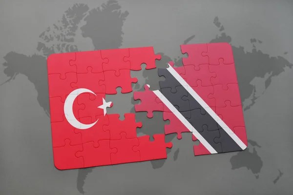 Trinidad ve tobago ve Türkiye ulusal bayrak bir dünya haritası üzerinde ile bulmaca — Stok fotoğraf