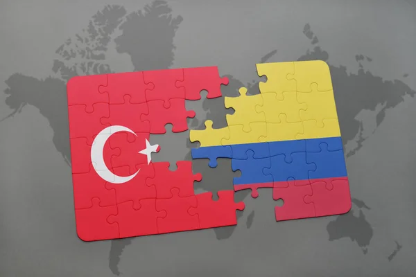 Puzzel met de nationale vlag van Turkije en colombia op een wereldkaart — Stockfoto