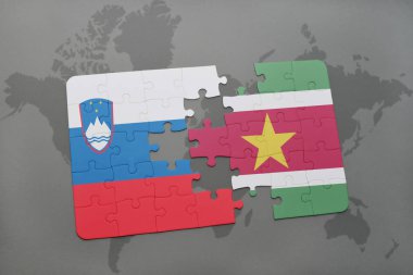 Slovenya ve Surinam ulusal bayrak bir dünya haritası üzerinde ile bulmaca
