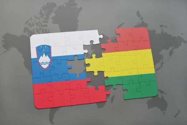 Puzzle mit der slowenischen und bolivianischen Nationalflagge auf einer Weltkarte — Stockfoto