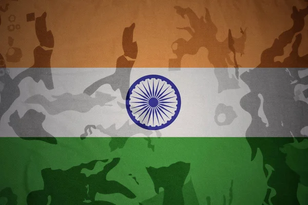 Drapeau de l'Inde sur la texture kaki. concept militaire — Photo