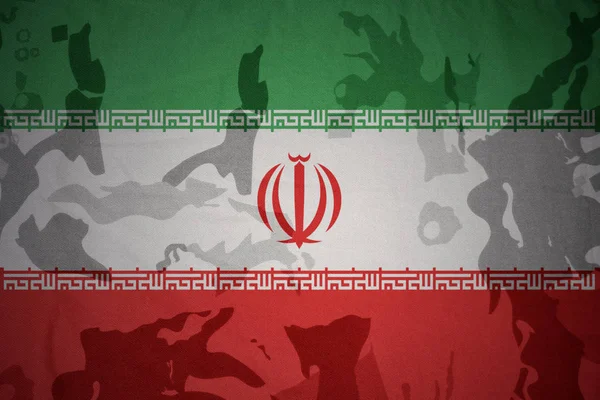 Bandeira de iran na textura cáqui. conceito militar — Fotografia de Stock