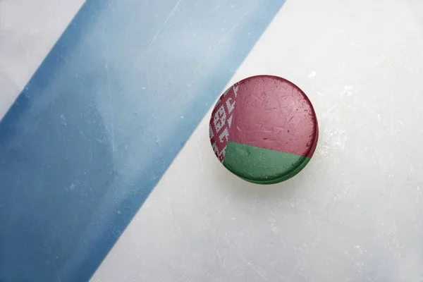Vieille rondelle de hockey avec le drapeau national de belarus — Photo