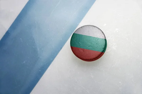 Gamla hockey puck med Bulgarien flagga — Stockfoto