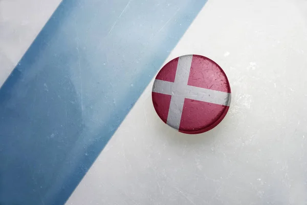 Gamla hockey puck med flagga Danmark — Stockfoto