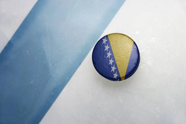 Oude hockeypuck met de nationale vlag van Bosnië en herzegovina — Stockfoto