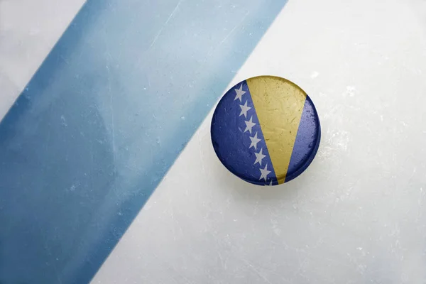 Vieille rondelle de hockey avec le drapeau national de la bosnia et de l'herzénie — Photo