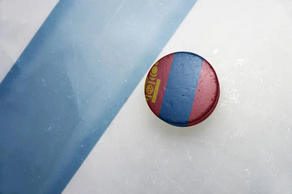 Gamla hockey puck med Mongoliet flagga. — Stockfoto