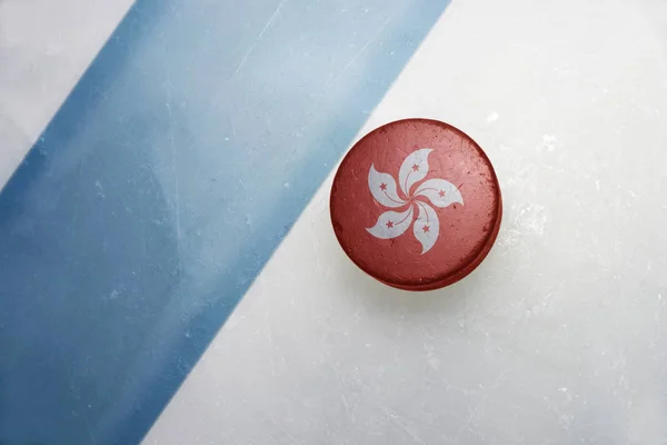 Vieille rondelle de hockey avec le drapeau national de hong kong . — Photo