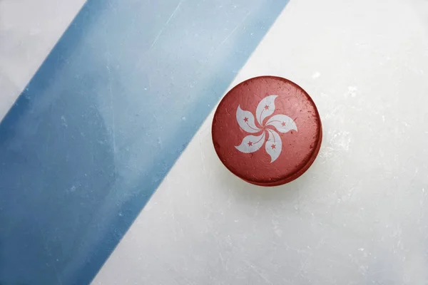 Puck hoki tua dengan bendera nasional hong kong . — Stok Foto