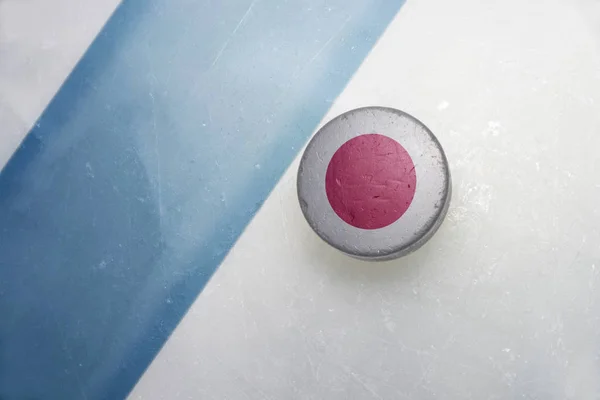 Old hockey puck with the national flag of japan. — Stock Photo, Image