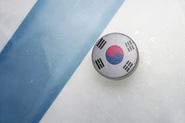 韓国の国旗を持つ古いホッケー パック. — ストック写真