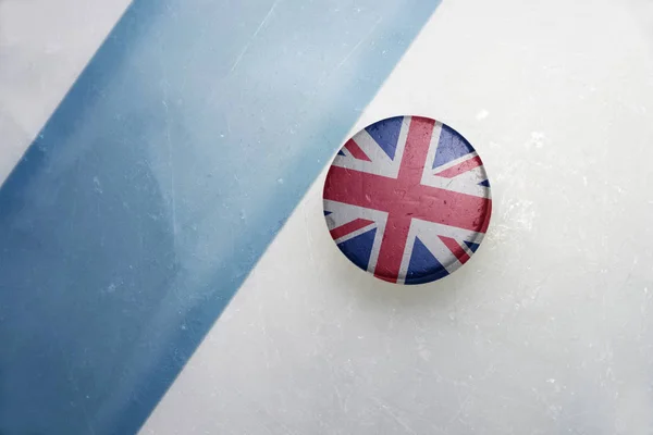 Alter Hockeypuck mit der Nationalflagge Großbritanniens. — Stockfoto