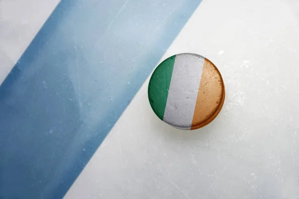 Oude hockeypuck met de nationale vlag van Ierland. — Stockfoto
