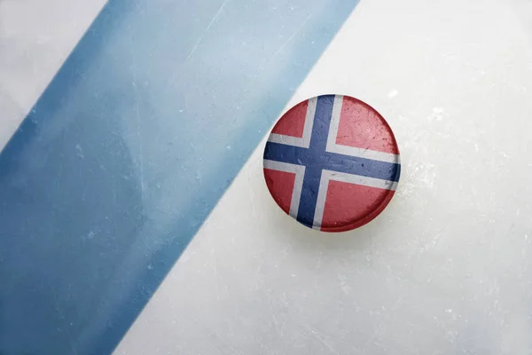Gamla hockey puck med flagga Norge. — Stockfoto