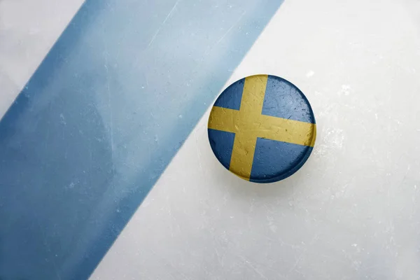老冰球与瑞典国旗. — 图库照片