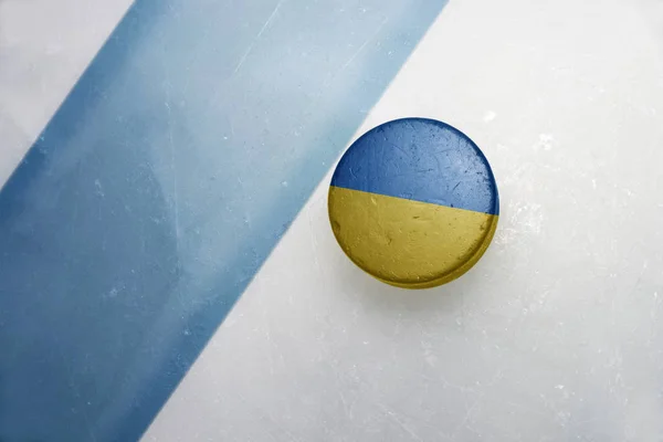 Viejo disco de hockey con la bandera nacional de Ucrania . —  Fotos de Stock