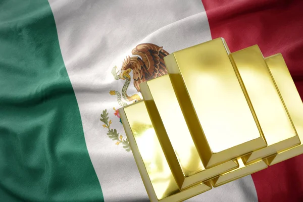 Блестящие золотые слитки на флаге Мексики — стоковое фото
