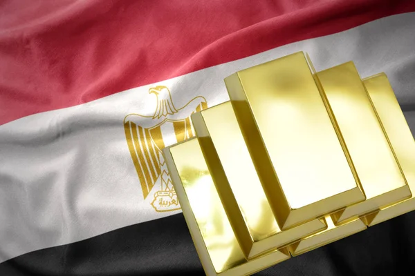 Brillanti lingotti d'oro sulla bandiera egiziana — Foto Stock