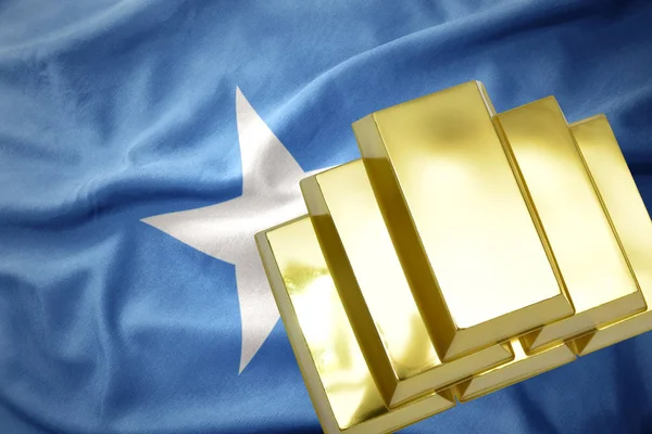 Bersinar emas batangan pada bendera somalia — Stok Foto
