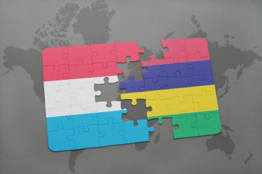 Lüksemburg ve Türkiye ulusal bayrak bir dünya haritası üzerinde ile bulmaca