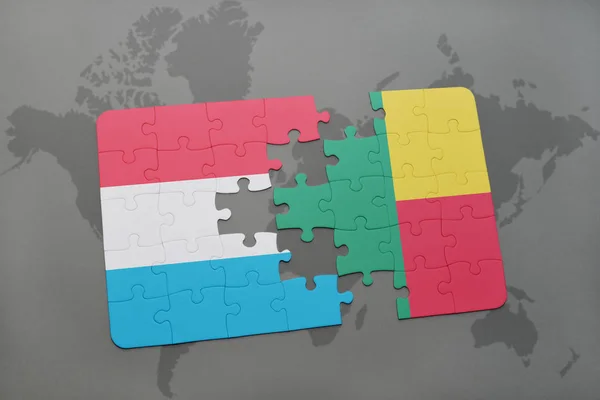 Puzzel met de nationale vlag van Luxemburg en benin op een wereldkaart — Stockfoto