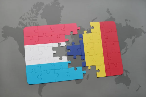 Puzzel met de nationale vlag van Luxemburg en Tsjaad op een wereldkaart — Stockfoto