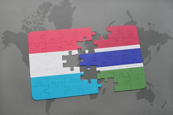 Головоломка с национальным флагом Луксембурга и Гамбии на карте мира — стоковое фото