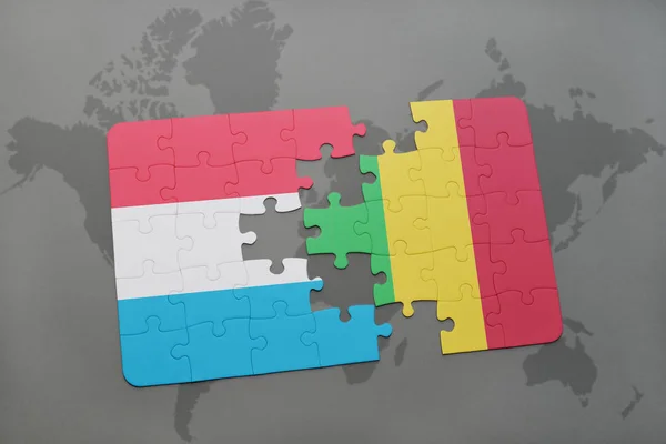 Puzzle con la bandiera nazionale di luxembourg e mali su una mappa del mondo — Foto Stock