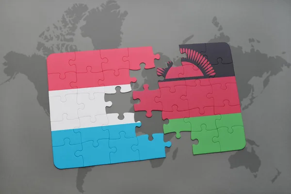 Puzzle con la bandiera nazionale di Lussemburgo e Malawi su una mappa del mondo — Foto Stock