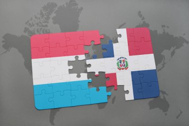 Lüksemburg ve Dominik Cumhuriyeti ulusal bayrak bir dünya haritası üzerinde ile bulmaca