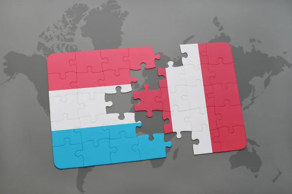 Puzzle avec le drapeau national du Luxembourg et du Pérou sur une carte du monde — Photo