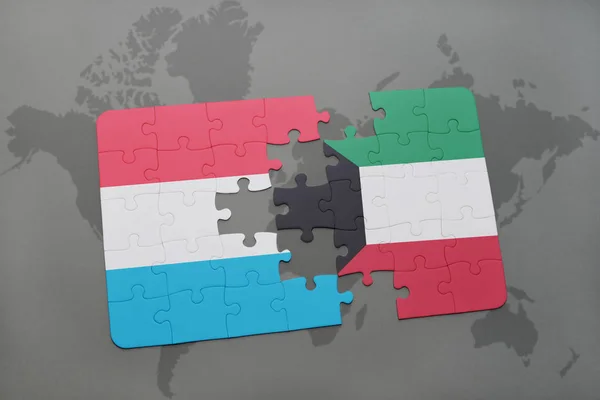 Puzzle con la bandiera nazionale di Lussemburgo e Kuwait su una mappa del mondo — Foto Stock