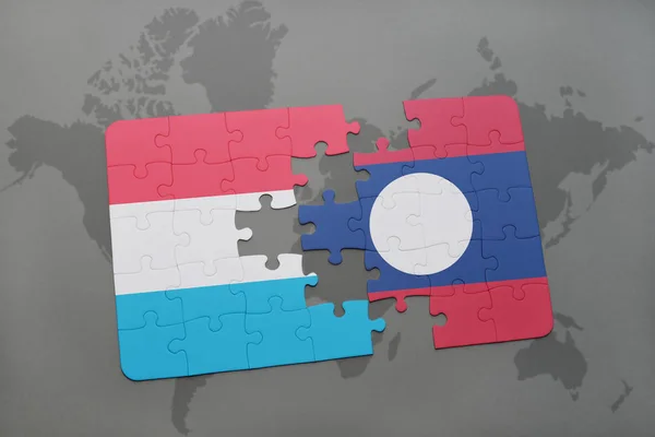 Rompecabezas con la bandera nacional de Luxemburgo y Laos en un mapa del mundo — Foto de Stock