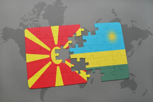Rompecabezas con la bandera nacional de macedonia y Ruanda en un mapa del mundo — Foto de Stock