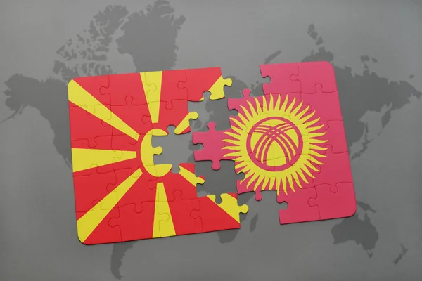 Puzzel met de nationale vlag van Macedonië en de Republiek Kirgizië op een wereldkaart — Stockfoto