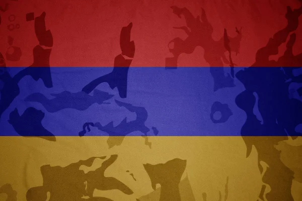 Bandeira de armenia na textura cáqui. conceito militar — Fotografia de Stock
