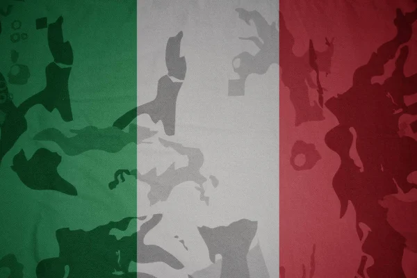 Vlag van Italië op de kaki textuur. militair concept — Stockfoto