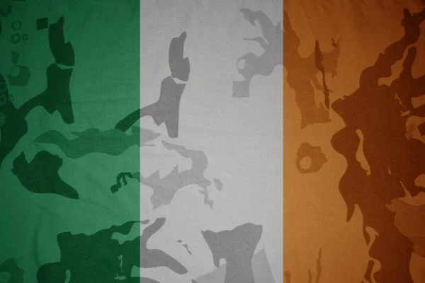 Флаг Ирландии на текстуре хаки. военная концепция — стоковое фото