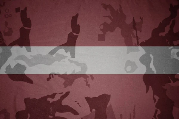 Drapeau de latvia sur la texture kaki. concept militaire — Photo