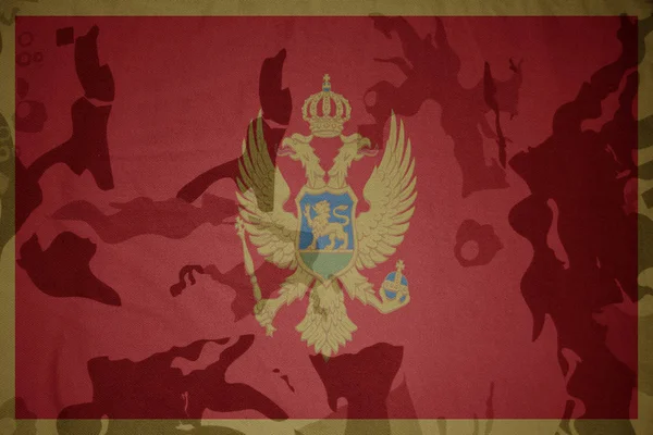 Bandera de montenegro sobre la textura caqui. concepto militar — Foto de Stock