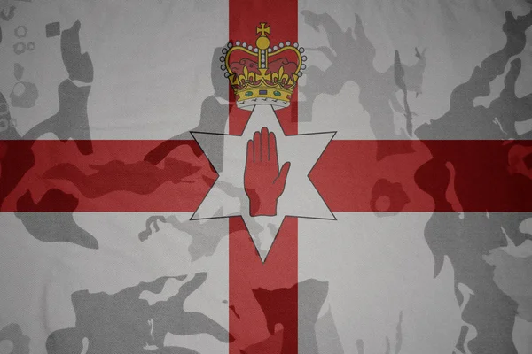 Флаг северной Ирландии на текстуре хаки. военная концепция — стоковое фото