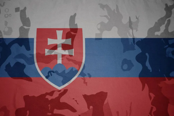 Slovakiens flagga på khaki konsistens. militära begrepp — Stockfoto