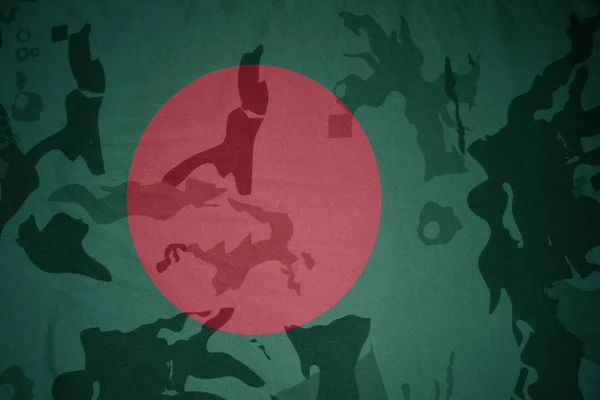 Bangladéšská vlajka na khaki texturu. vojenský koncept — Stock fotografie