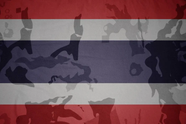Bandera de Tailandia en la textura caqui. concepto militar — Foto de Stock