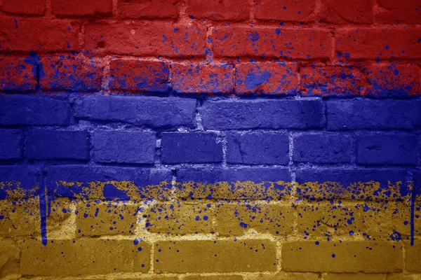 Nationale vlag van Armenië op een bakstenen muur geschilderd — Stockfoto