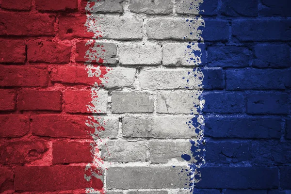 Bemalte französische Nationalflagge auf einer Ziegelwand — Stockfoto