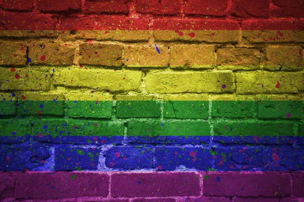 レンガの壁にゲイプライド虹色の旗を描いた — ストック写真