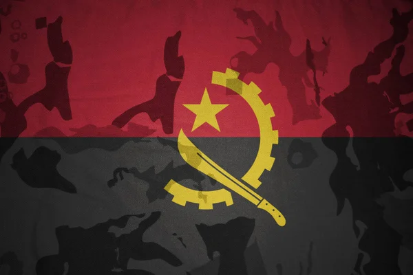 Bandeira de angola na textura cáqui. conceito militar — Fotografia de Stock